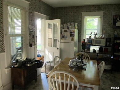 1433 W 15th St, Davenport, IA 52804 - photo 5