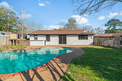 308 Sycamore St, Alvin, TX 77511 - photo 2