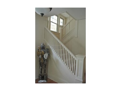 Such a great entry, pretty staircase!