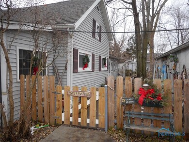 Side entry to shed and house.  Also leads back to