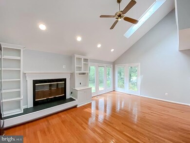 10056 Beacon Pond Ln, Burke, VA 22015 - photo 4