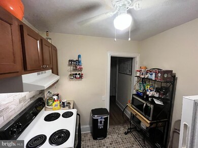 541 E High St unit 3RD FLOOR, Pottstown, PA 19464 - photo 3