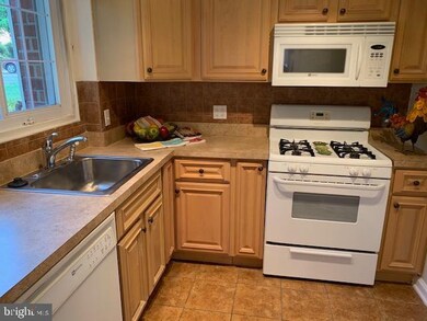 3235 Martha Custis Dr, Alexandria, VA 22302 - photo 2