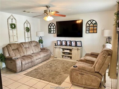 1208 Webhollow Cir unit B, Bryan, TX 77801 - photo 2