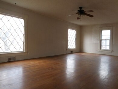 LARGE LIVINGROOM