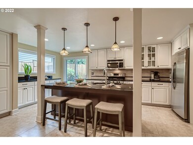 3915 Cedaroak Dr, West Linn, OR 97068 - photo 4