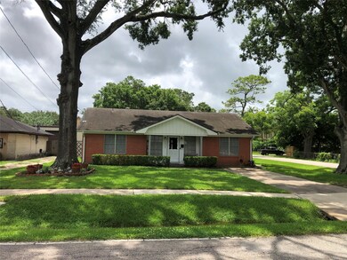1035 W Willis St, Alvin, TX 77511 - photo 3