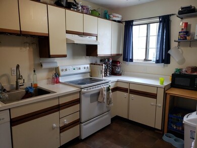 170 E Hadley Rd unit 31, Amherst, MA 01002 - photo 3