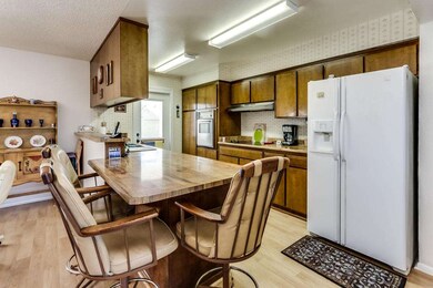 Kitchen with Breakfast bar