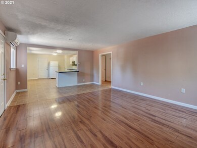 Living Room/Entrance