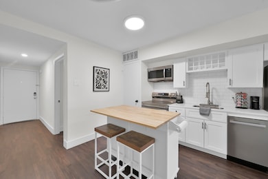 Modern finishes and stainless steel appliances rea