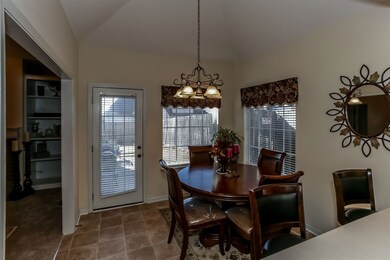 In addition, this kitchen offers a sunny breakfast