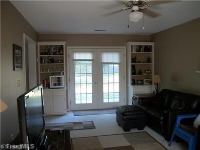4007 Peregrine Ct, High Point, NC 27265 - photo 2