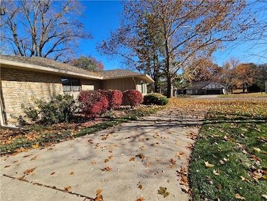 10061 W Hardy Dr, Overland Park, KS 66212 - photo 3