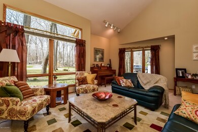 3928 Maplecrest Ct SE, Grand Rapids, MI 49546 - photo 2