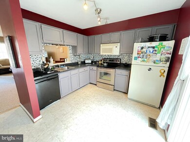 15065 Maple Glen Ct, Dumfries, VA 22025 - photo 6