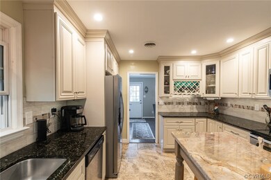 Lovely backsplash detail, granite tops, built in w