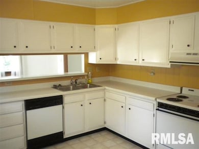 1830 W 46th St, Davenport, IA 52806 - photo 3