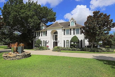 102 Oak Dr, Friendswood, TX 77546 - photo 2