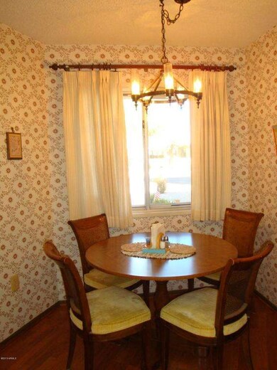 3 EAT IN KITCHEN AREA