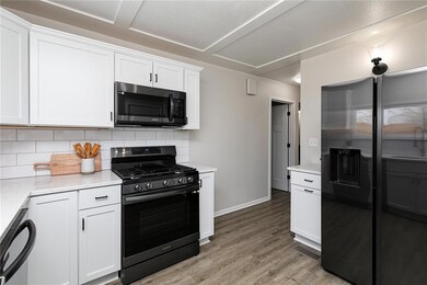 7121 Benton Ct, Urbandale, IA 50322 - photo 5