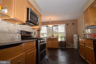 8411 Magnolia Dr, Lanham, MD 20706 - photo 3