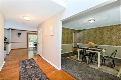 *NICE ENTRYWAY FOYER-HARDWOOD FLOORS AND FORMAL DI