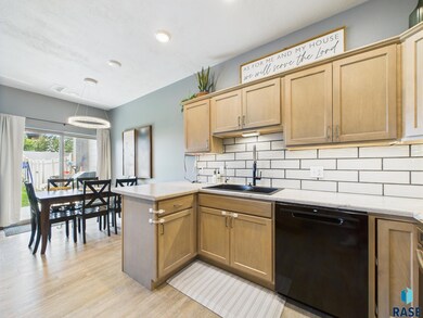 2560 E Meadowside Place, Sioux Falls, SD 57108 - photo 3