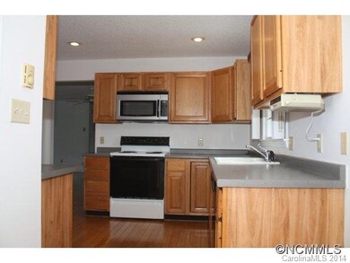 Large Eat-In Kitchen