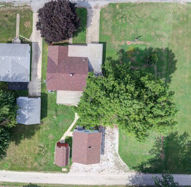 807 E Short St, Tuscola, IL 61953 - photo 5