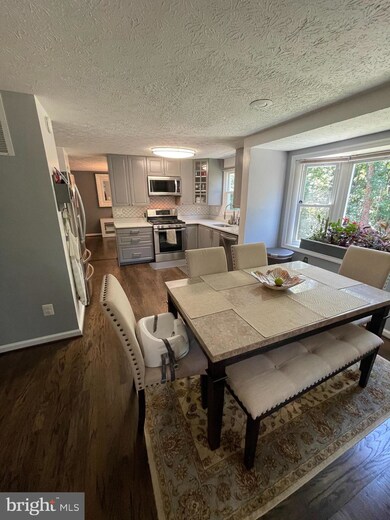 9002 Macsvega Ct, Lorton, VA 22079 - photo 5