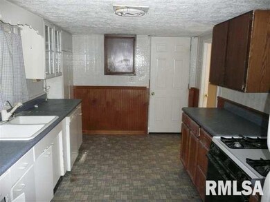 123 9th St, Lincoln, IL 62656 - photo 2