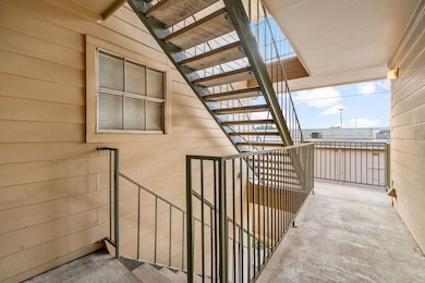 12550 Whittington Dr unit 811, Houston, TX 77077 - photo 5