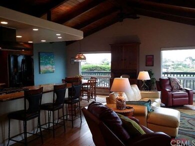 Open floor plan, vaulted ceilings, custom recessed