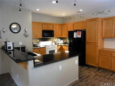 Granite counters, under cabinet lighting, recessed