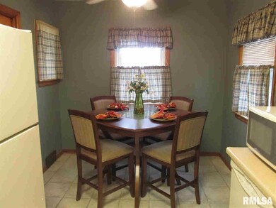 1369 W 38th Place, Davenport, IA 52806 - photo 5