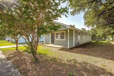 506 E Willingham St, Cleburne, TX 76031 - photo 3