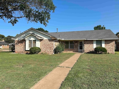 3301 Cogdal Dr, Enid, OK 73703 - photo 5