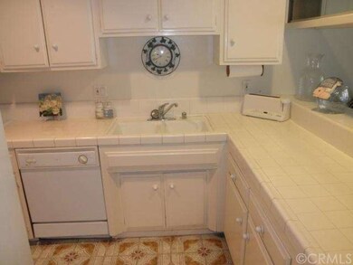 Kitchen: tile ct top, dishwasher