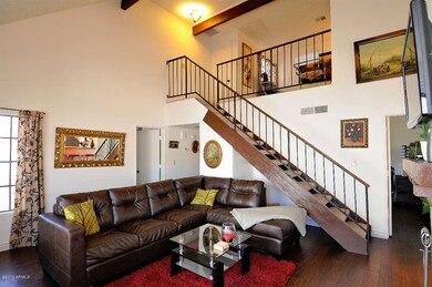 2226 W Beaubien LN_Living (1)
