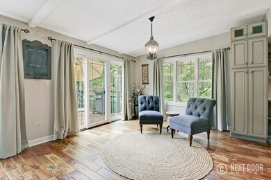 Cozy Breakfast Room!