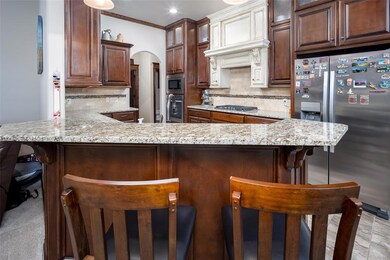 Kitchen with backsplash, kitchen peninsula, light 