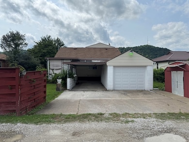Garage/Carport