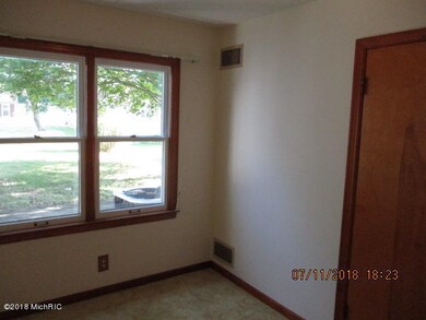 110 Buckeye St, Three Oaks, MI 49128 - photo 5