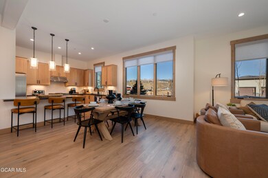 Kitchen & Dining