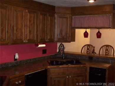 102 N Orphan St, Pryor, OK 74361 - photo 6