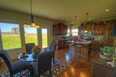 Eat-in kitchen w/ granite, s/s appliances & walk-i