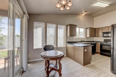 10-2037 dinning kitchen