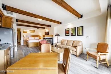 4_Living-Room_1800x1200_3638798