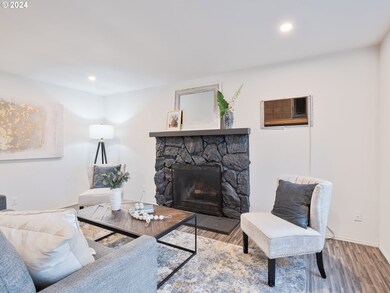 Living Room/Entrance
